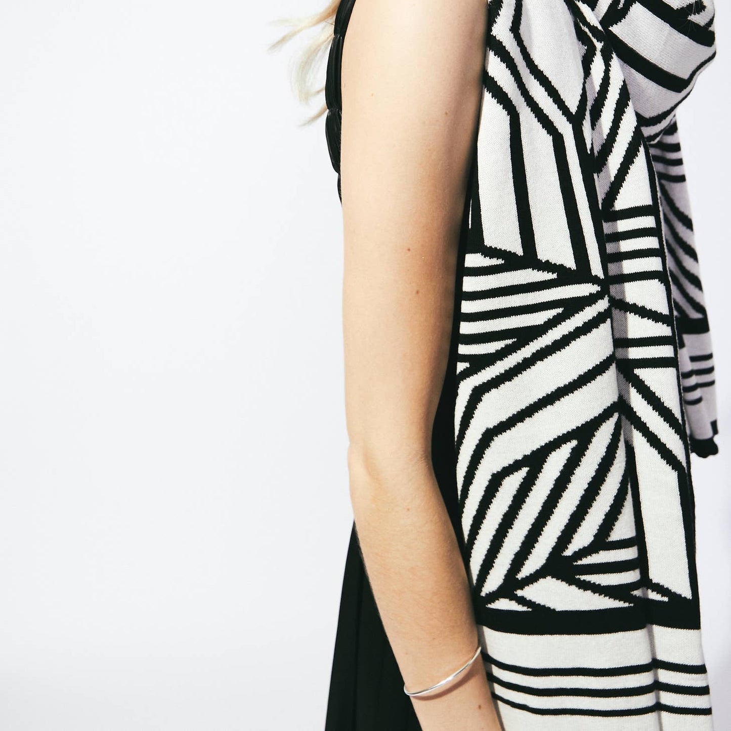 Liamolly Camelia, Black and Cream Wrap