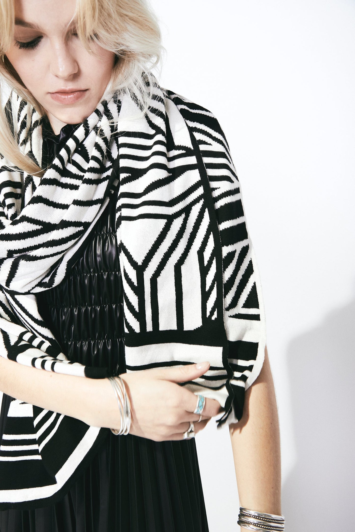 Liamolly Camelia, Black and Cream Wrap