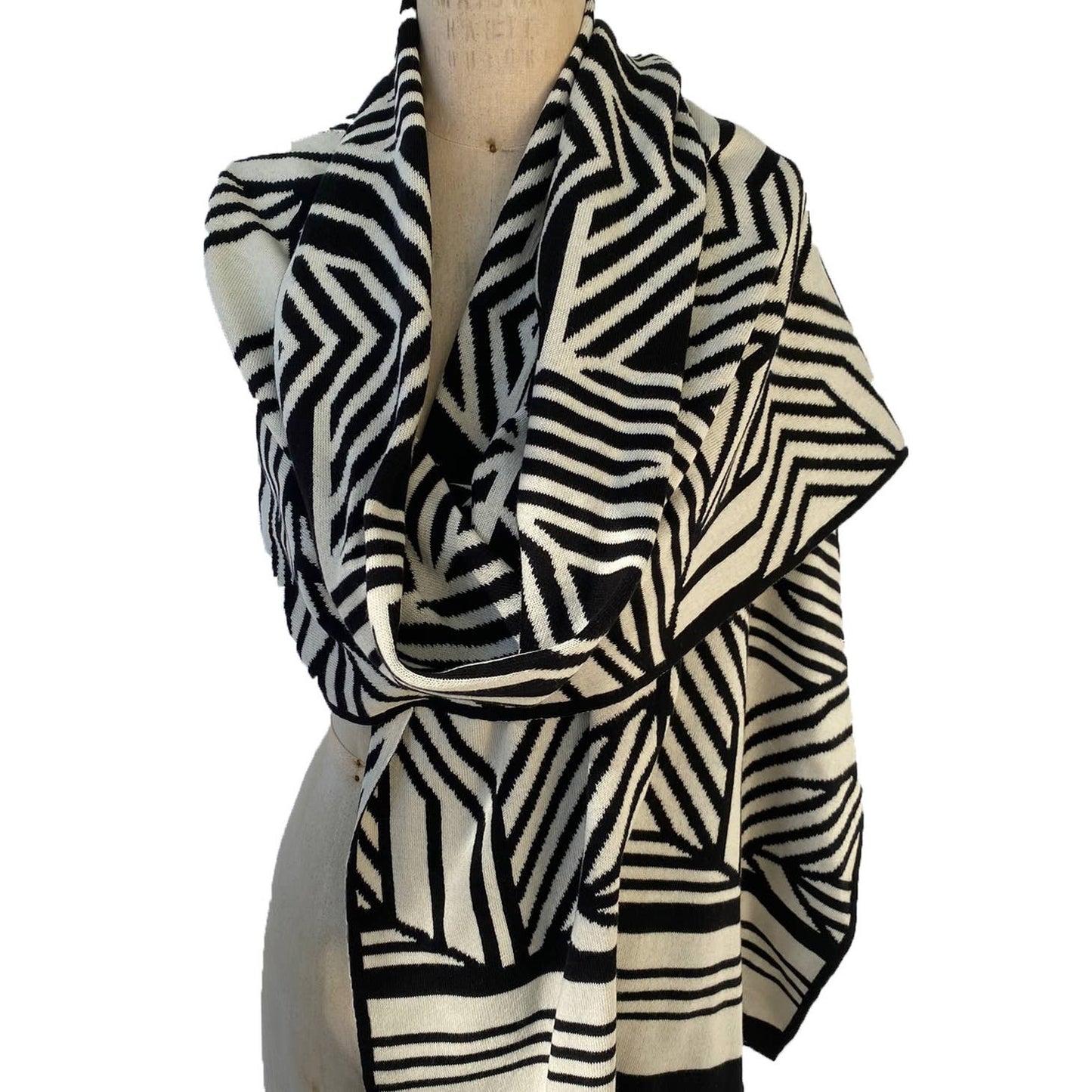 Liamolly Camelia, Black and Cream Wrap