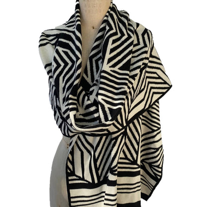 Liamolly Camelia, Black and Cream Wrap