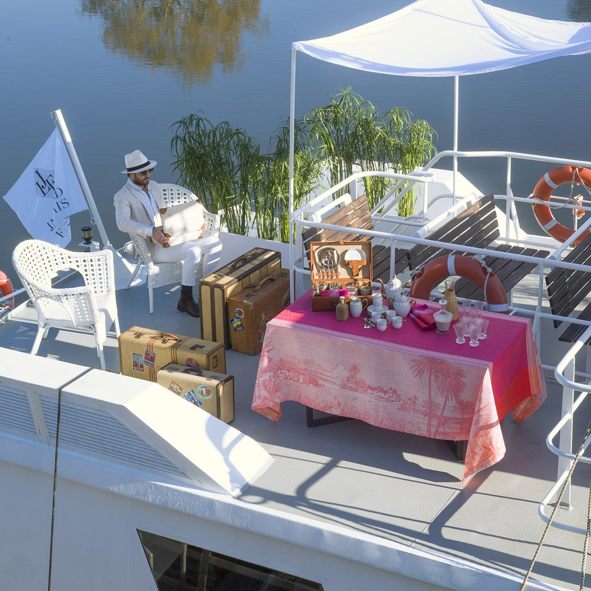 Coisiere Sur Le Nil Orchid Linen Boat Ambiance