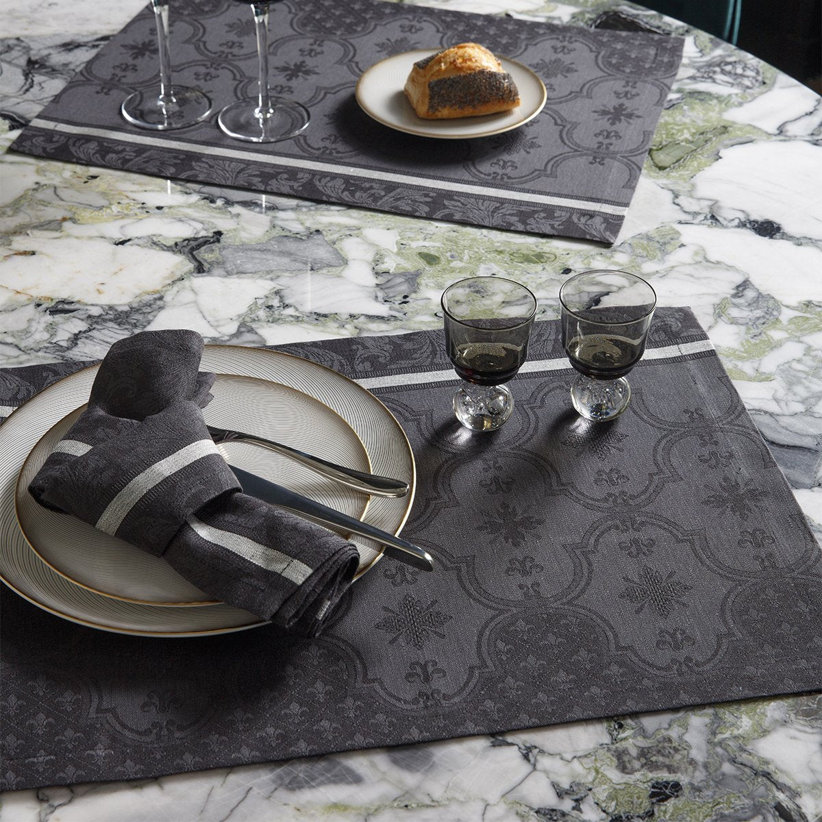 Armoiries Black Linen Placemat/Napkin Ambiance